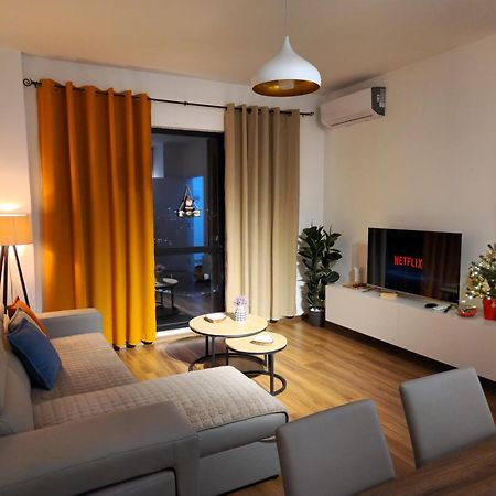 Red & White Palace Apartment Тирана Екстер'єр фото