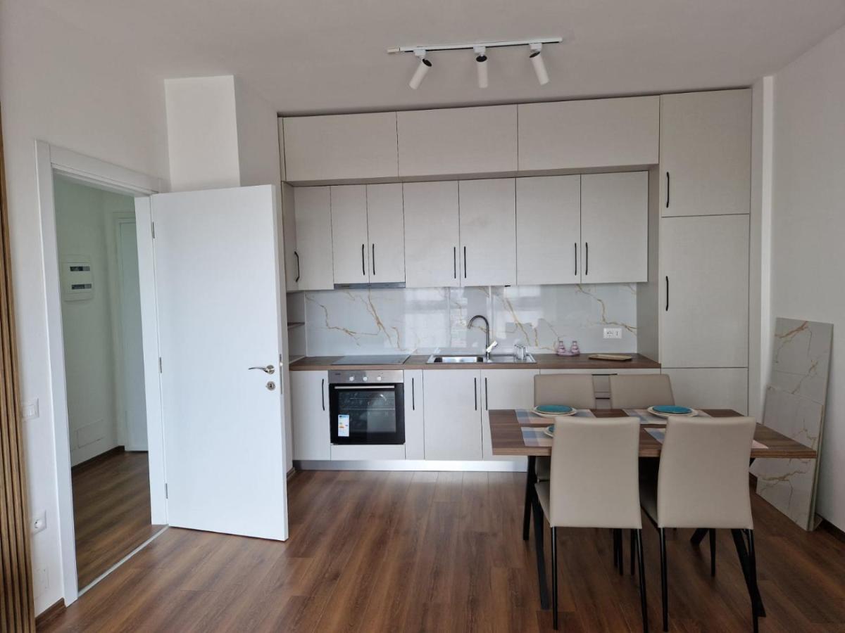 Red & White Palace Apartment Тирана Екстер'єр фото