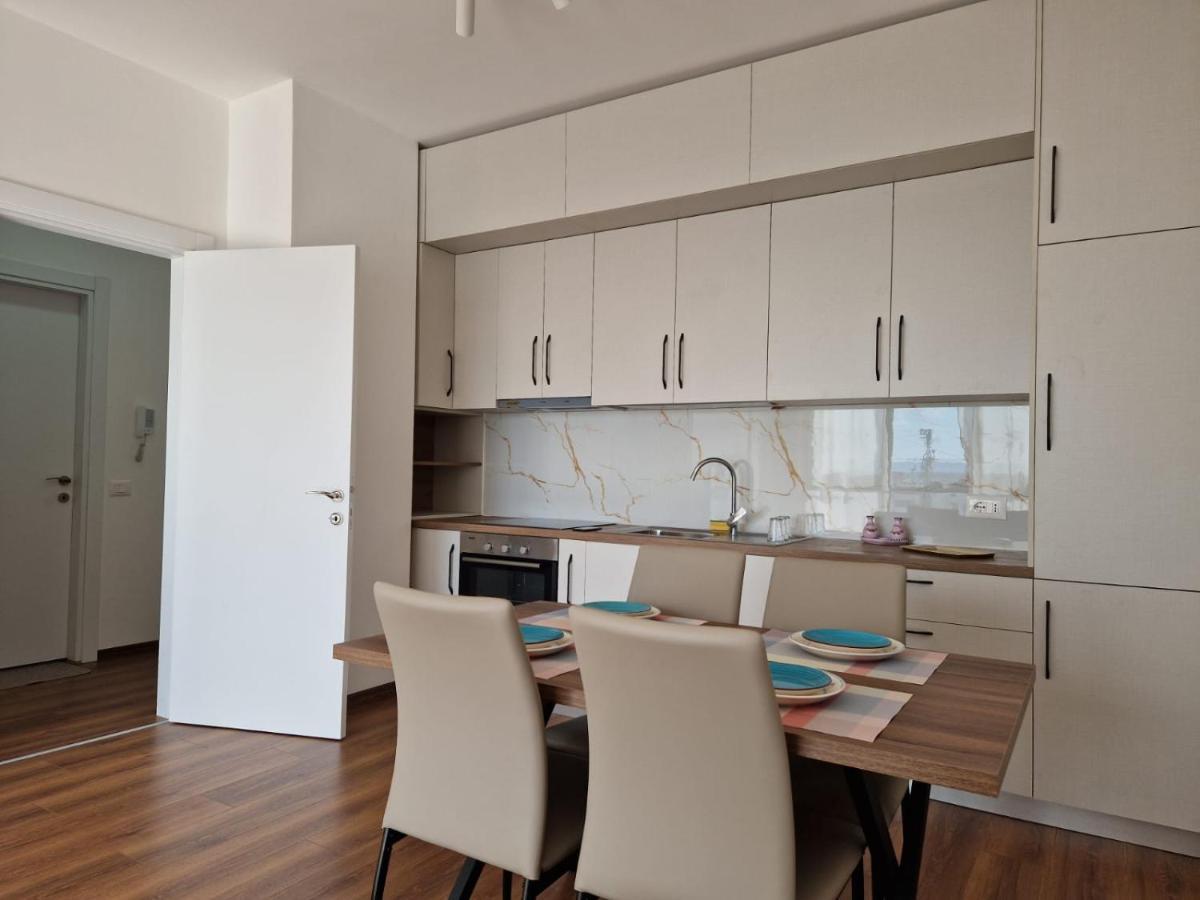 Red & White Palace Apartment Тирана Екстер'єр фото