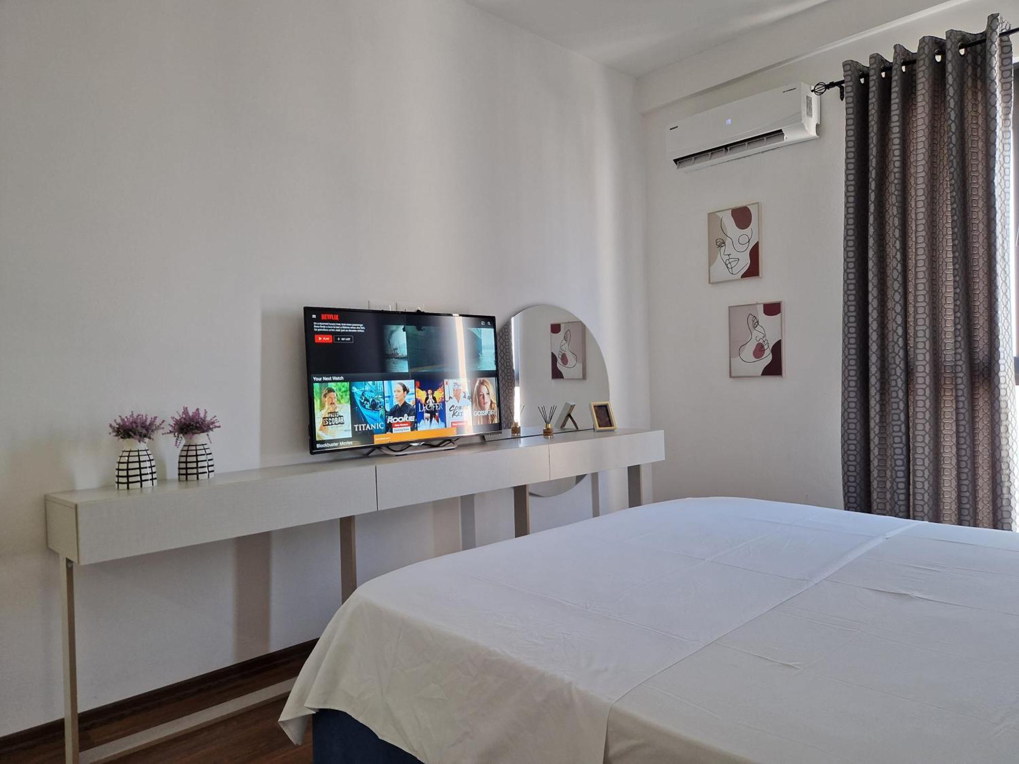 Red & White Palace Apartment Тирана Екстер'єр фото