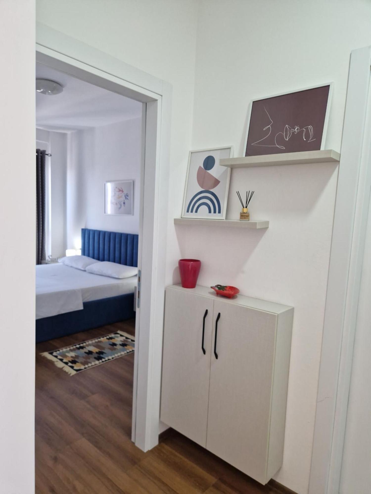 Red & White Palace Apartment Тирана Екстер'єр фото