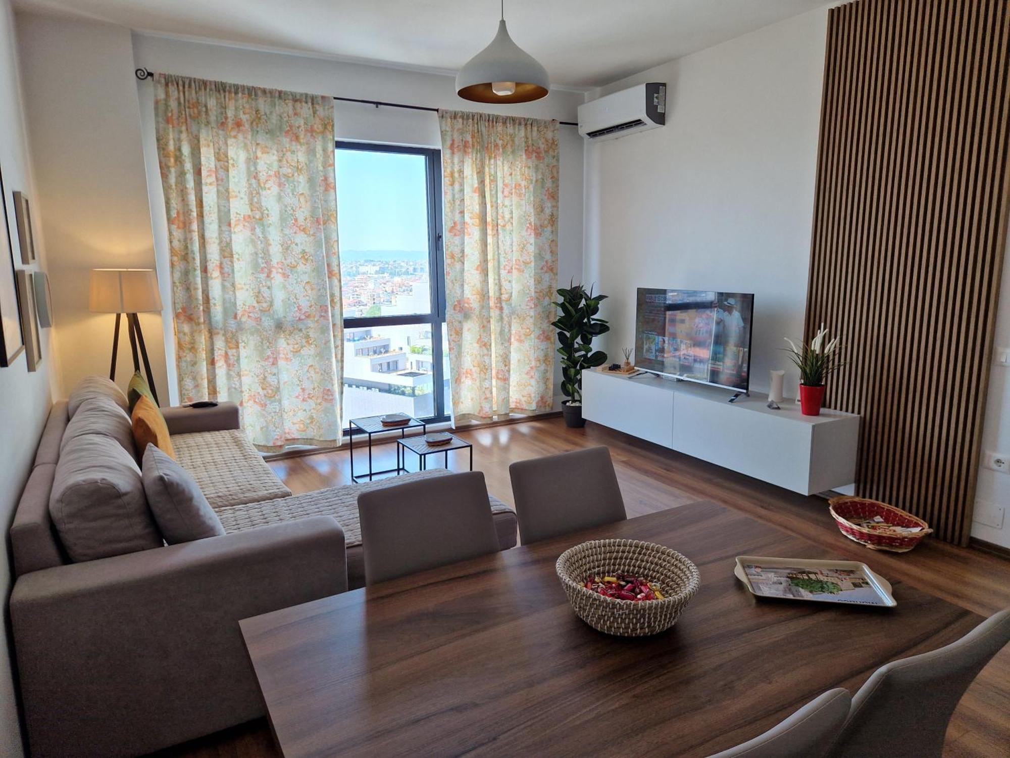 Red & White Palace Apartment Тирана Екстер'єр фото
