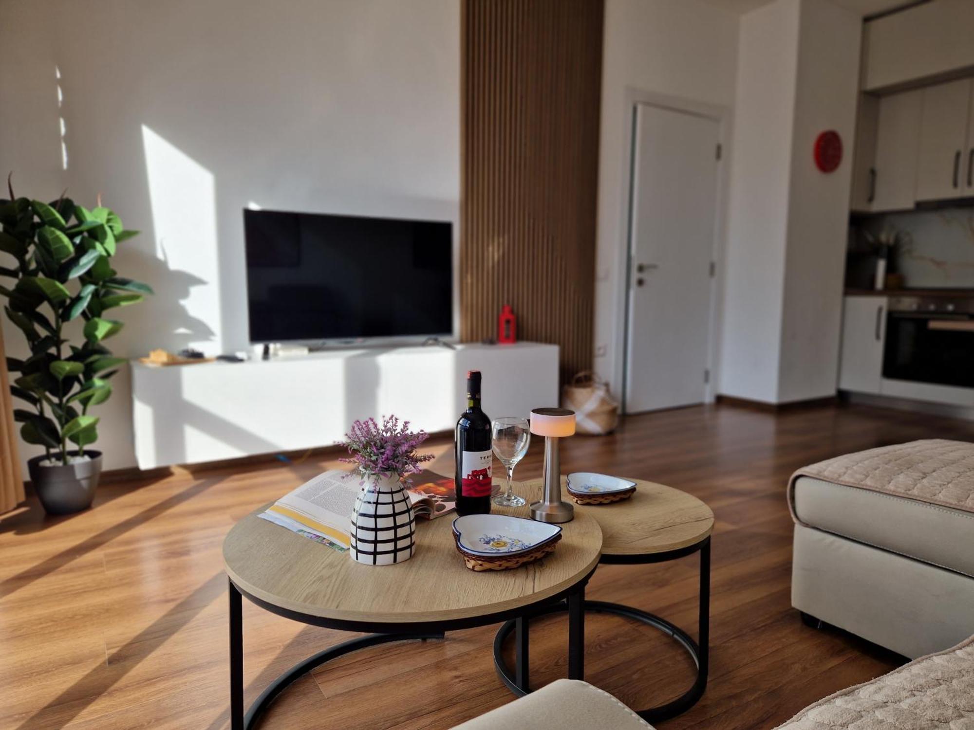 Red & White Palace Apartment Тирана Екстер'єр фото
