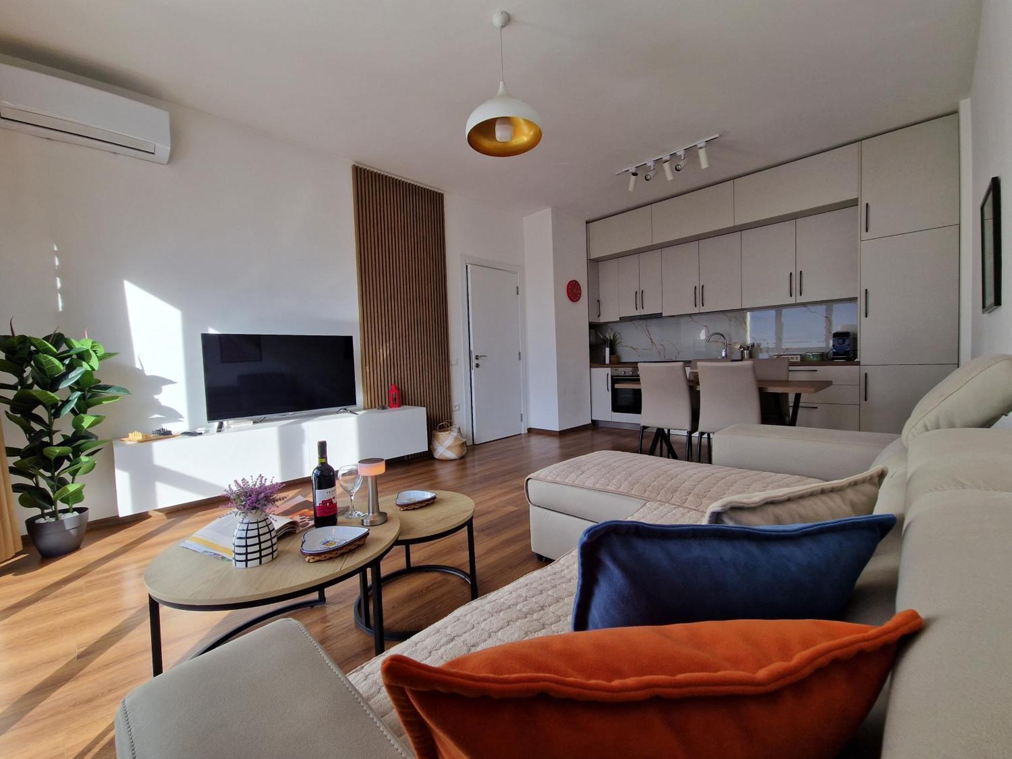 Red & White Palace Apartment Тирана Екстер'єр фото